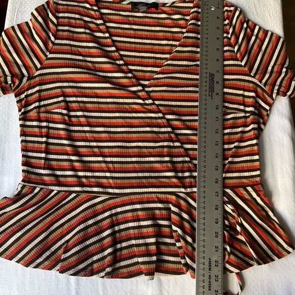 Forever 21 Women’s Short Sleeve V-neck Peplum Blouse size 3XL, Black Beige Red - Picture 4 of 8